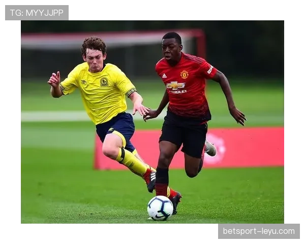 足球牛皮筋进球引爆网络,创意神技引热议 足球牛皮筋进球引爆网络,创意神技引热议