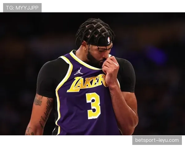 戴维斯表现稳健，技术全面成球队全能核心