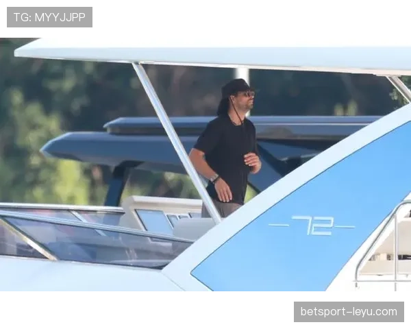 皮克退役后天天晒豪宅游艇，这哪是养老，分明是开真人秀