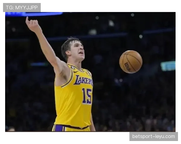 奥斯汀·里夫斯凭借无球跑位拉开空间提升团队外线效率