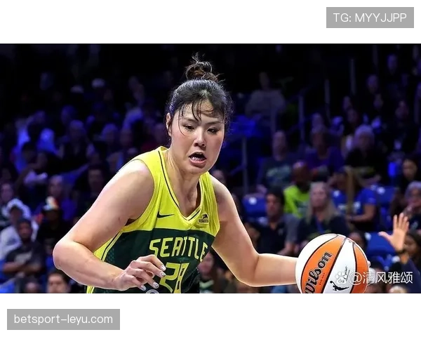 李月汝拎着名牌包去楼下买方便面，我还在算月底水电费